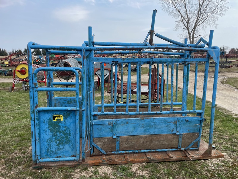 Hay/Forage/Livestock  Frey Cattle Squeeze Chute Photo